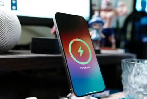 甘肃苹果15换屏服务分享用什么充电器给iPhone15充电更好 